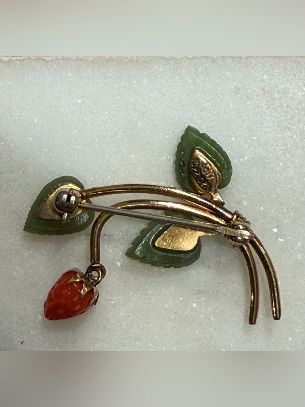 Coral Strawberry & Jade Leaf WRE 1/20 12K Gold Filled Brooch Vintage/Antique - Picture 8 of 14